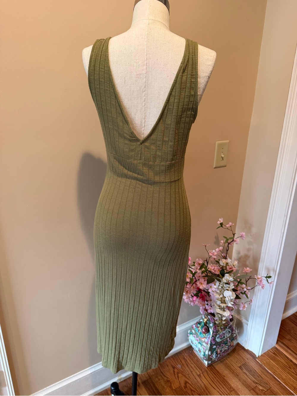 Francesca’s Alya Olive Green Ribbed V-Neck Button Midi Dress - Picture 4 of 8